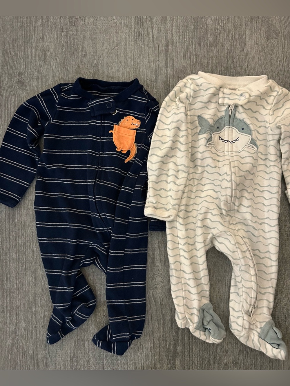 Set of 2 Carter's Footed One-Piece pijamas. Size New born.